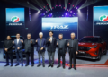 KETUA Pegawai Eksekutif Perodua, Datuk Seri Zainal Abidin Ahmad (tiga dari kiri) bersama pengurusan tertinggi Petronas pada Majlis Pelancaran Perodua Traz, di JioSpace, semalam. – UTUSAN/SHIDDIEQIIN ZON