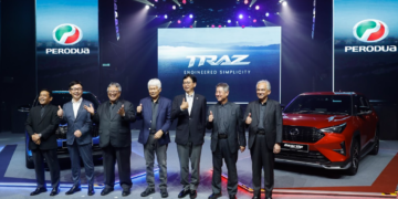 KETUA Pegawai Eksekutif Perodua, Datuk Seri Zainal Abidin Ahmad (tiga dari kiri) bersama pengurusan tertinggi Petronas pada Majlis Pelancaran Perodua Traz, di JioSpace, semalam. – UTUSAN/SHIDDIEQIIN ZON