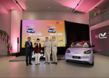 Daniel Ho Wai Ming (dua kanan) bersama Lisa Li (dua kiri) pada majlis pelancaran TQ WULING Bingo EV di Malaysia, baru-baru ini.