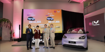 Daniel Ho Wai Ming (dua kanan) bersama Lisa Li (dua kiri) pada majlis pelancaran TQ WULING Bingo EV di Malaysia, baru-baru ini.