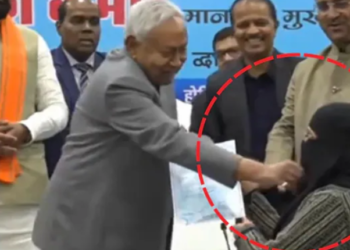 TANGKAP layar video menunjukkan Nitish Kumar menarik niqab seorang doktor wanita dalam satu majlis di Patna, India. – AGENSI