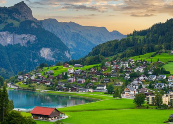 SERAMAI 40 peratus penduduk Switzerland mempunyai ijazah sarjana muda dan 18.05 peratus memiliki ijazah sarjana. – AGENSI