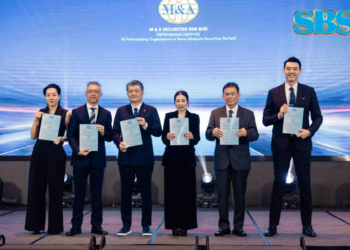 WONG Chun Mun (tiga dari kiri) dan Pengarah Eksekutif dan Ketua Pejabat Operasi, Warren Cheng (kanan) bersama barisan pengurusan SBS Nexus Berhad pada Majlis Pelancaran Prospektus SBS Nexus Berhad di EQ Kuala Lumpur, semalam.