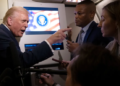 DONALD Trump ketika berinteraksi dengan media di dalam pesawat Air Force One. – AGENSI