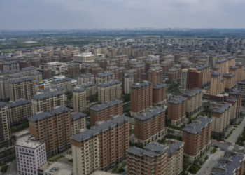 SUASANA lengang di Xiong’an yang dipenuhi blok bangunan seragam. - AGENSI