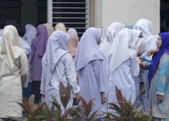 SEKOLAH baharu tidak boleh menolak kemasukan murid ke sekolah dan harus menerima sesiapa sahaja pelajar yang layak.