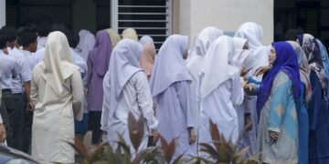 SEKOLAH baharu tidak boleh menolak kemasukan murid ke sekolah dan harus menerima sesiapa sahaja pelajar yang layak.