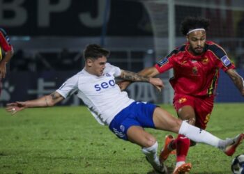Penyerang Selangor, C. Moraes diasak pemain Lion City Sailor, Diogo Costa dalam perlawanan akhir peringkat kumpulan Liga Juara-Juara Asian 2 di Stadium MBPJ, Kelana Jaya, kelmarin. - UTUSAN/MUHAMAD IQBAL ROSLI