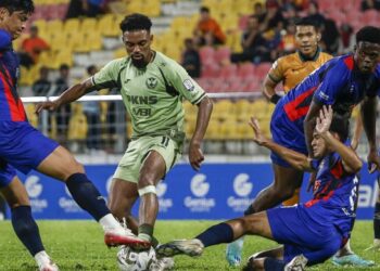 Pemain Selangor, Alvin Fortes diasak pemain PDRM dalam aksi Liga Super di Stadium Majlis Perbandaran Selayang. - UTUSAN/SHIDDIEQIIN ZON