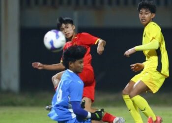 AKSI skuad bawah 16 tahun kebangsaan menentang Vietnam dalam saingan Kelayakan Piala Asia B-17 di Stadium PVF, Hung Yen, kelmarin. - IHSAN FAM