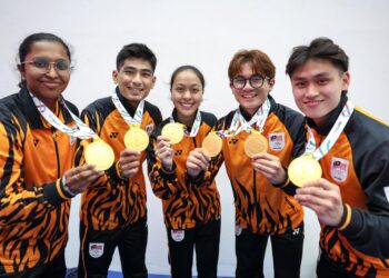 PEMAIN-Pemain skuasy Malaysia menunjukkan empat pingat emas yang dimenangi mereka di Sukan SEA Thailand 2025.