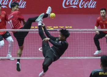 AKSI pasukan regu Malaysia menentang Vietnam dalam final Sukan SEA 2025 Thailand, baru-baru ini. Malaysia menang pingat emas. - UTUSAN/FARIZ RUSADIO