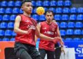 Farhan Adam (kiri) berlatih bersama rakan sepasukan sebagai persiapan ke Sukan SEA 2025. - UTUSAN/SYAKIR RADIN