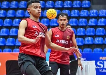 Farhan Adam (kiri) berlatih bersama rakan sepasukan sebagai persiapan ke Sukan SEA 2025. - UTUSAN/SYAKIR RADIN