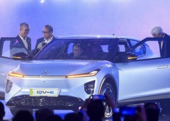 TENGKU Zafrul Tengku Abdul Aziz (kiri) turut hadir melihat Perodua QV-E selepas Majlis Peluncuran Kenderaan Elektrik (EV) Pertama Perodua disempurnakan oleh Perdana Menteri, Datuk Seri Anwar Ibrahim di Dewan Perdana MITI, Kuala Lumpur, semalam. - UTUSAN/FARIZ RUSADIO