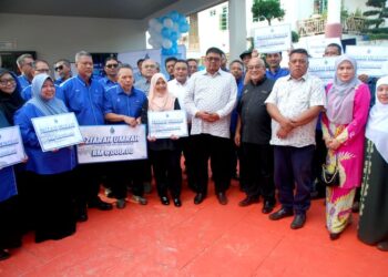 AB. Rauf Yusoh bergambar bersama kakitangan SAMB yang diraikan pada Majlis Hi Tea dan Doa Restu Meraikan Bakal Jemaah Umrah dan Ziarah Keagamaan SAMB 2026 serta Pelancaran MySAMB Aps - Mobile Apps SAMB di Villa Harmoni A’Famosa Resort, Melaka, semalam. - UTUSAN/AMRAN MULUP