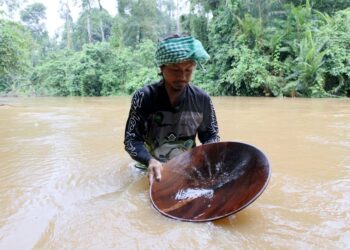 KAMIL Abdullah menunjukkan kaedah mendulang emas di Sungai Tadoh, Kampung Kalai, Jeli, Kelantan. – UTUSAN/KAMARUL BISMI KAMARUZAMAN