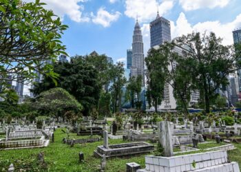 DERETAN kubur yang memenuhi ruang kelihatan semakin padat ketika tinjauan di Tanah Perkuburan Islam Jalan Ampang, Kuala Lumpur. -MINGGUAN/SYAKIR RADIN