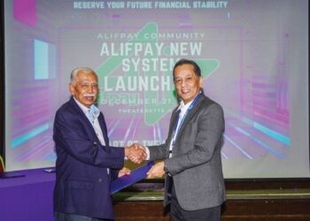 Muhamed Maidin (kiri) dan Noordin Abbas bertukar dokumen selepas menandatangani Memorandum Persefahaman (MoU) pada Majlis Pelancaran Sistem Baharu Alifpay di Bangunan Getah Asli, semalam. 
– UTUSAN/ISKANDAR ISHAK