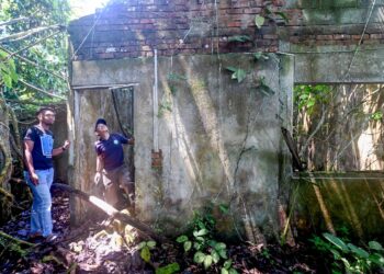 KEDIAMAN peninggalan Mona Fandey di Kampung Peruas, Ulu Dong, terbiar dengan dipenuhi semak-samun