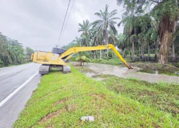 JENTERA berat digunakan untuk membersih dan mendalamkan parit utama di Batu 9 Jalan Simpang Langkap ke Changkat Jong dekat Teluk Intan semalam. – UTUSAN/AIN SAFRE BIDIN