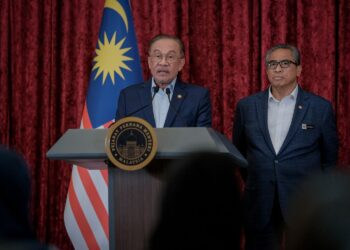 ANWAR Ibrahim pada sidang media khas Pengumuman Anggota Kabinet Baharu di Bangunan Perdana Putra, Putrajaya semalam. – UTUSAN/FAIZ ALIF