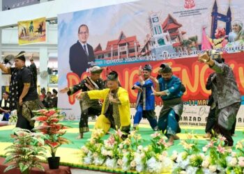 PESERTA memperagakan persembahan silat semasa perasmian Himpunan Tok Dekor Terengganu sempena Festival Payang Tengkujuh di Laman Pasar Payang, Kuala Terengganu. - FACEBOOK DATUK HAJI AHMAD AMZAD HASHIM