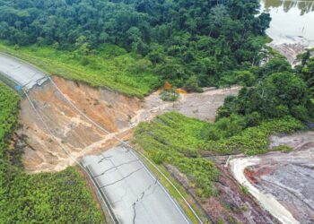 KEADAAN laluan Kilometer 52 Jalan Kuala Jeneris-Sungai Gawi-Aring dekat Bukit Kawah di Hulu Terengganu yang ditutup hampir setahun akibat tanah runtuh. – UTUSAN/PUQTRA HAIRRY