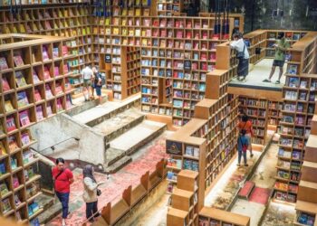 BUKU fiksyen yang mencerminkan budaya luar walaupun popular tetap berisiko merosakkan nilai moral. - GAMBAR HIASAN