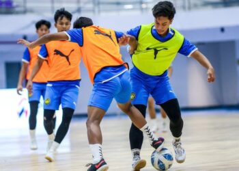 SKUAD bawah 19 tahun negara menjalani latihan, semalam menjelang Kejuaraan Futsal ASEAN B-19 di Nothaburi, Thailand. - UTUSAN