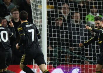 Pemain tengah Manchester United, Bruno Fernandes (kanan) meraikan jaringan gol dengan rakan sepasukan, Matheus Cunha (kiri) dalam aksi menentang Wolves di Stadium Molineux, Wolverhampton, semalam. - AFP