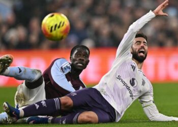 Pemain Aston Villa, Amadou Onana (kiri) melakukan terjahan terhadap tonggak tengah Manchester United, Bruno Fernandes dalam aksi Liga Perdana Inggeris di Villa Park, Birmingham, semalam. - AFP