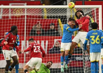 Penyerang Manchester United, Joshua Zirkzee cuba menanduk bola ke gawang gol Wolves dalam saingan Liga Perdana Inggeris di Old Trafford, semalam. - AFP