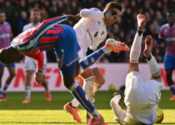 Pemain pertahanan Manchester United, Noussair Mazraoui diasak penyerang Crystal Palace, Jean-Philippe Mateta dalam saingan Liga Perdana Inggeris di Selhurst Park, kelmarin. United menang 2-1. - AFP