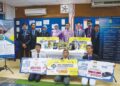 Ikon Saintis Muda Sekolah, Muhammad Khawarizmi Muhammad Kamalrul Zaman, 16,(tengah) bersama-sama Pengetua SMK Dato’ Syed Omar, Noor Anizah Jamal serta rakan menunjukkan trofi dan sijil yang dimenangi mereka dalam beberapa pertandingan Sains, Teknologi, Kejuruteraan dan Matematik (STEM) sepamjang tahun ini di SMK Dato’ Syed Omar, Alor Setar baru-baru ini. – UTUSAN/ SHAHIR NOORDIN