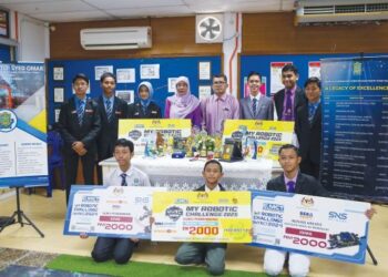 Ikon Saintis Muda Sekolah, Muhammad Khawarizmi Muhammad Kamalrul Zaman, 16,(tengah) bersama-sama Pengetua SMK Dato’ Syed Omar, Noor Anizah Jamal serta rakan menunjukkan trofi dan sijil yang dimenangi mereka dalam beberapa pertandingan Sains, Teknologi, Kejuruteraan dan Matematik (STEM) sepamjang tahun ini di SMK Dato’ Syed Omar, Alor Setar baru-baru ini. – UTUSAN/ SHAHIR NOORDIN