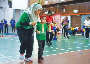 SEORANG kanak kanak-kanak berkeperluan khas menyertai satu acara hari sukan tahunan Sekolah Taarana di Petaling  baru-baru.