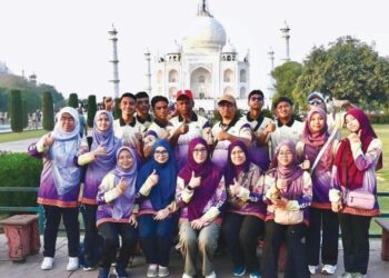 DELEGASI termasuk pelajar dan pengiring bergambar di hadapan Taj Mahal, Agra, India.