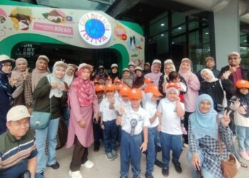 Sebahagian guru, ibu bapa dan murid prasekolah bergambar semasa melawat Muzium dan Galeri Bank Negara, di Jalan Datuk Onn, Kuala Lumpur baru-baru ini.