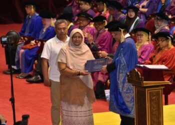 Ibu bapa Allahyarhamah Farah, Kamalahan Musli dan suami, menerima skrol ijazah

daripada Pro-Canselor UMS, Tan Sri Azman Hashim.