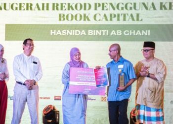 Fadhlina Sidek (tengah) menyampaikan Anugerah Rekod Pengguna ke-4 Juta Book Capital kepada wakil penerima, sambil disaksikan oleh (dari kiri) Adibah Omar,  Nik Norzrul Thani dan  Aminuddin Hassim.