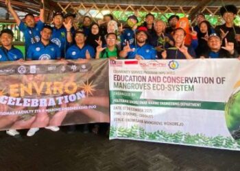 Pelajar Politeknik Ungku Omar (PUO) dan Institut Teknologi Sepuluh Nopember (ITS), bergambar dalam program Bachelor of Marine Engineering Technology (BMT) di Surabaya baru-baru ini.