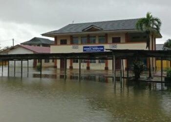 Kawasan SK Banggu yang turut dipenuhi air banjir.