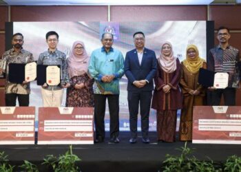 Chang Lih Kang (lima kanan) bergambar penerima anugerah pada Majlis Penyampaian Anugerah Saintis Muda Negara Tahun 2025 di ibu negara baru-baru ini. – UTUSAN/FARIZ RUSADIO