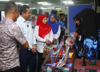 MOHAMAD Nizar Mohd. Najib (dua dari kiri) menyaksikan inovatif pelajar SMK Seri Jengka, Maran dalam  menghasilkan produk berteraskan STEM baru- baru ini.