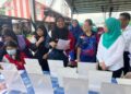 Shariah Nelly Francis (dua dari kanan) dan Lim Poh Lian (tiga dari kanan) melawat tapak pameran STEM sempena Program Sekolah Angkat Madani (SAMADANI) Yayasan Petronas di Sekolah Menengah Kebangsaan (SMK) Convent (M) Batu Pahat, Johor.