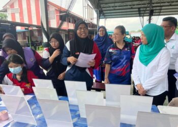 Shariah Nelly Francis (dua dari kanan) dan Lim Poh Lian (tiga dari kanan) melawat tapak pameran STEM sempena Program Sekolah Angkat Madani (SAMADANI) Yayasan Petronas di Sekolah Menengah Kebangsaan (SMK) Convent (M) Batu Pahat, Johor.