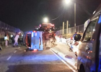 KEADAAN van kilang yang terlibat dalam satu kemalangan di Jalan Mount Erskine, Tanjung Bungah, Pulau Pinang awal pagi ini sehingga menyebabkan seorang penumpang wanita maut manakala tujuh yang lain termasuk pemandu van tersebut cedera parah.-GAMBAR/JBPM PULAU PINANG