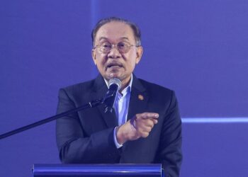 ANWAR Ibrahim ketika berucap pada Majlis Perasmian Kenderaan Pertama EV Perodua di Menara MITI, Kuala Lumpur, hari ini. - UTUSAN/FARIZ RUSADIO