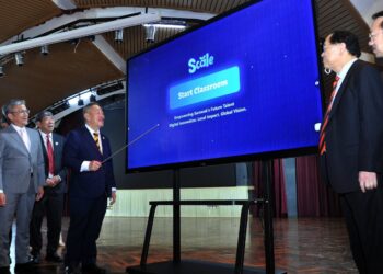 SAGAH melakukan simbolik perasmian inisiatif Sarawak Collaborative Learning Interactive Experience (SCALE) sempena majlis pertukaran MoU antara Kerajaan Sarawak, Pertubuhan Aspirasi Guru Sarawak dengan ARC Technologies Sdn. Bhd. DUN Sarawak, hari ini.